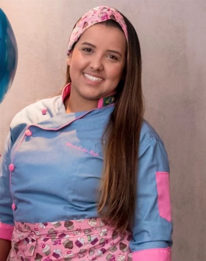 Sarah, à frente da Doces da Sah, usando seu uniforme de confeiteira